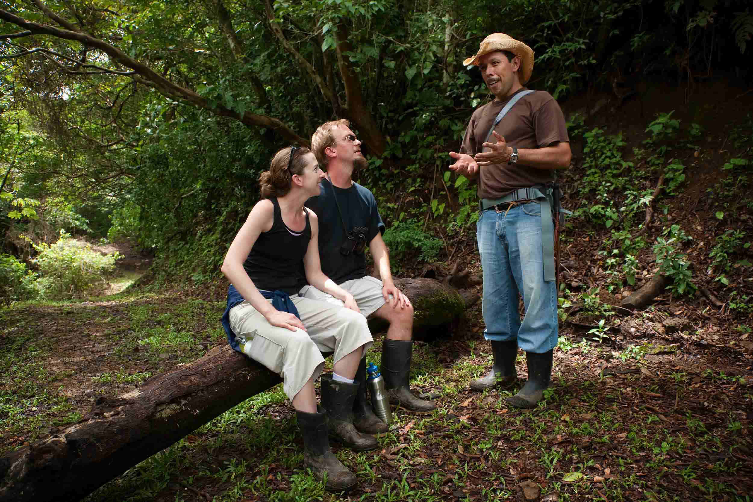 Couple américain assis à écouter les explications d'un guide costaricain sur la jungle équatoriale forêt tropicale humide du Costa Rica